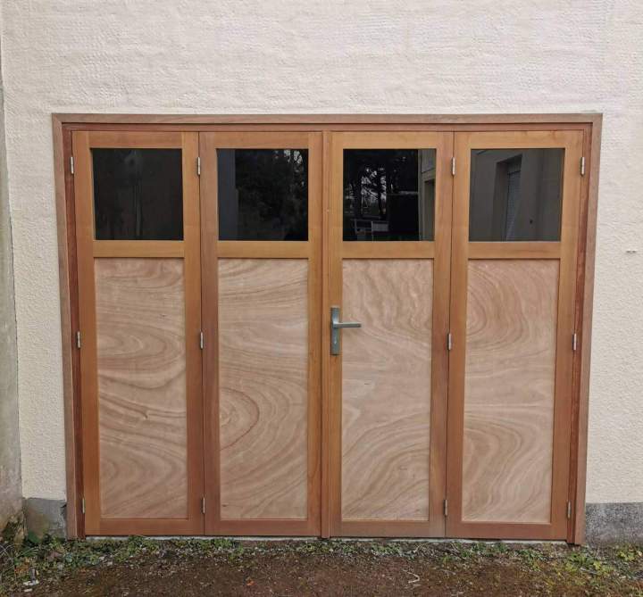 Porte de garage en bois d’iroko Ouistreham